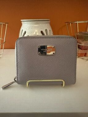 MICHAEL KORS Saffiano Zip Wallet(EUC)